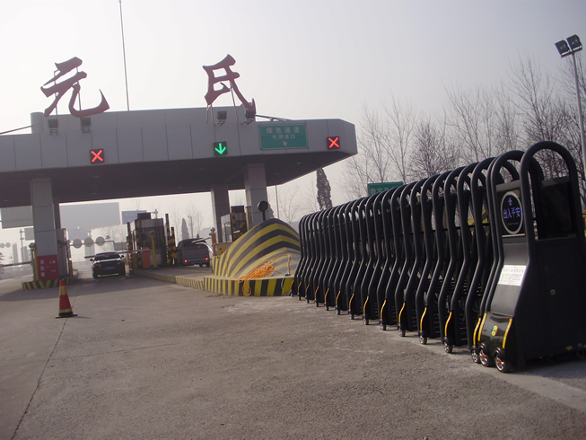 元氏收费站安装电(sh��)动�׾~�门路障