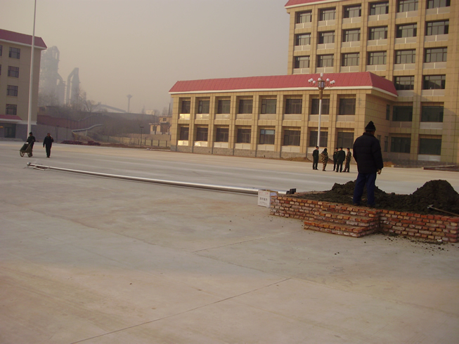 为武警二支队安装电动旗杆